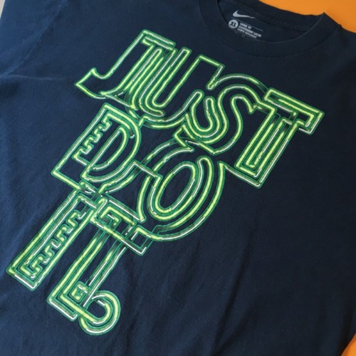 Vtg old NIKE “JUST DO IT” neon sign print-T.