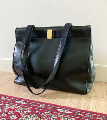 [italy]90s Salvatore Ferragamo “Vara” leather shoulder bag.